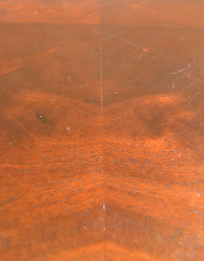 ロイドテーブル アンティーク家具 アンティークのおしゃれな英国家具、お花のかたちが華やかなコーヒーテーブル。マホガニー材の美しい木目が楽しめます。(q-725-f)