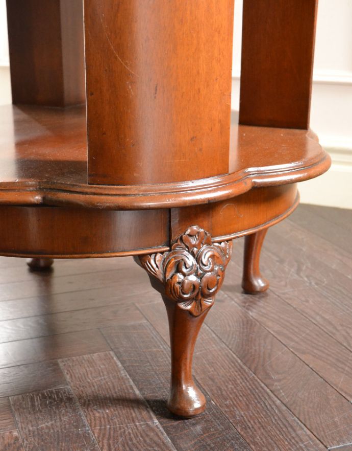 ロイドテーブル アンティーク家具 アンティークのおしゃれな英国家具、お花のかたちが華やかなコーヒーテーブル。キチンとお直ししました。(q-725-f)