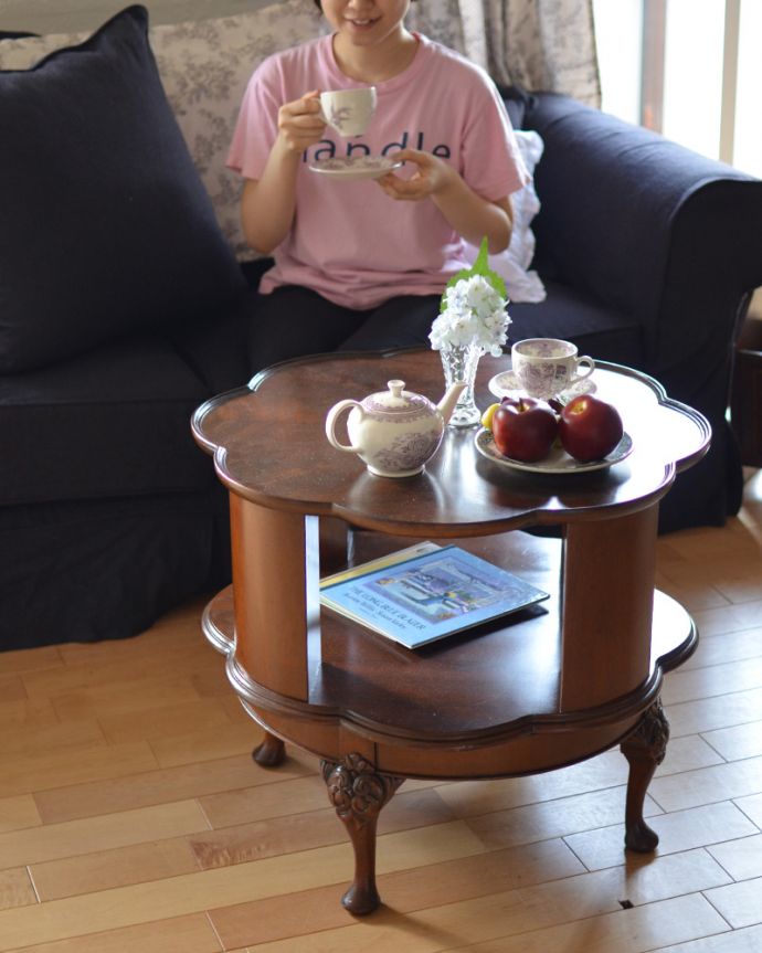 ロイドテーブル アンティーク家具 アンティークのおしゃれな英国家具、お花のかたちが華やかなコーヒーテーブル。華やかなお花のかたちをした天板は、いつものティータイムも、より楽しくなりそうです。(q-725-f)