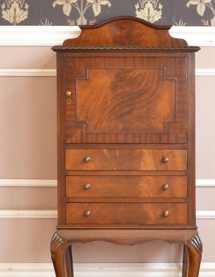 アンティークのチェスト アンティーク家具 気品あるアンティークの英国家具、脚がスラっと長くて美しい木製のミュージックキャビネット。アンティークならではのなんとも美しいデザインです。(q-726-f)