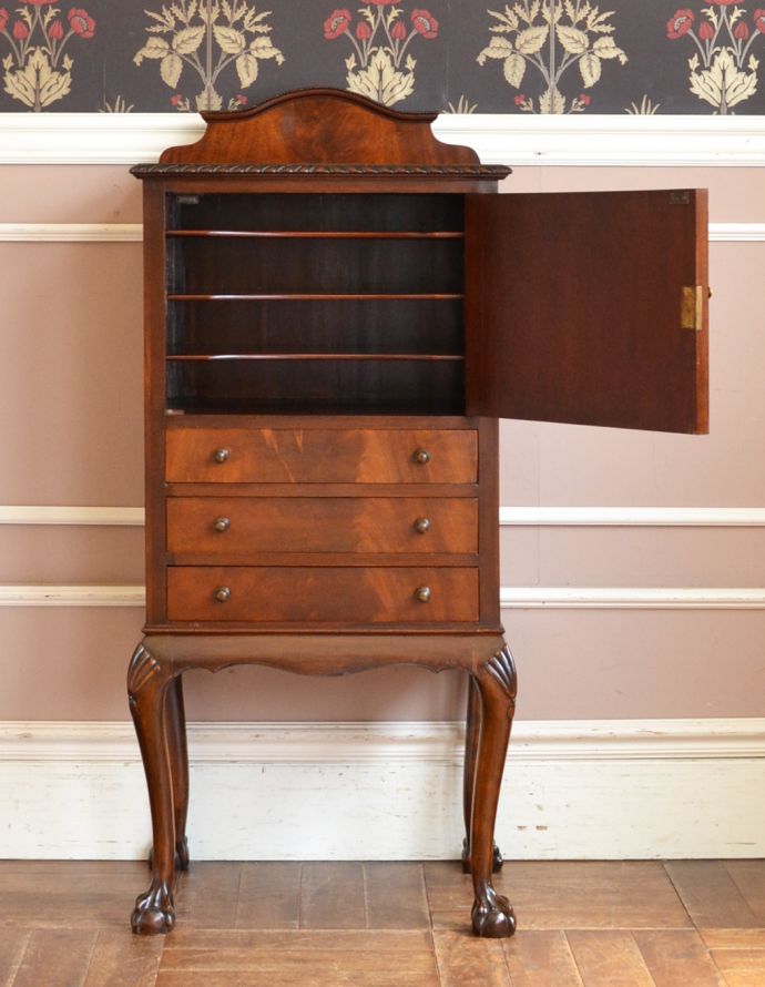 アンティークのチェスト アンティーク家具 気品あるアンティークの英国家具、脚がスラっと長くて美しい木製のミュージックキャビネット。棚板があるので整理しやすいです。(q-726-f)