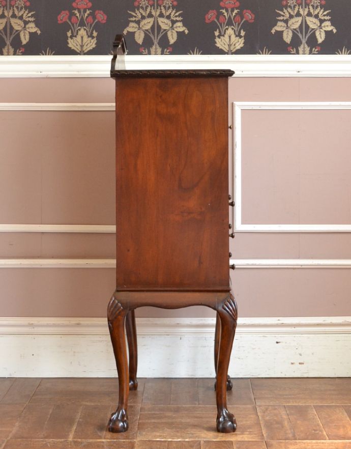 アンティークのチェスト アンティーク家具 気品あるアンティークの英国家具、脚がスラっと長くて美しい木製のミュージックキャビネット。横から見るのが、また美しいんです。(q-726-f)
