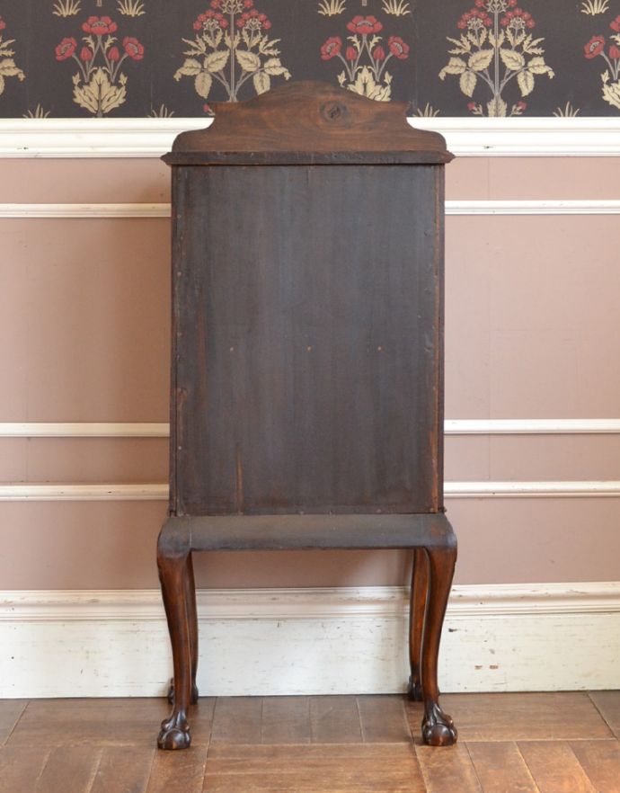 アンティークのチェスト アンティーク家具 気品あるアンティークの英国家具、脚がスラっと長くて美しい木製のミュージックキャビネット。きちんとメンテナンスしてあるので、裏側もキレイです。(q-726-f)