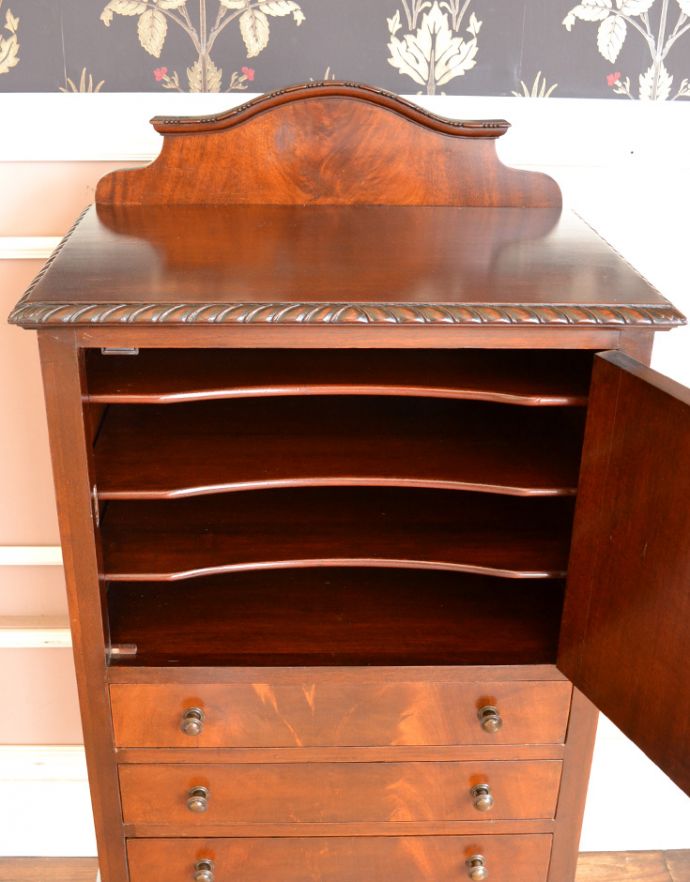 アンティークのチェスト アンティーク家具 気品あるアンティークの英国家具、脚がスラっと長くて美しい木製のミュージックキャビネット。棚板は木製で仕上がっています。(q-726-f)