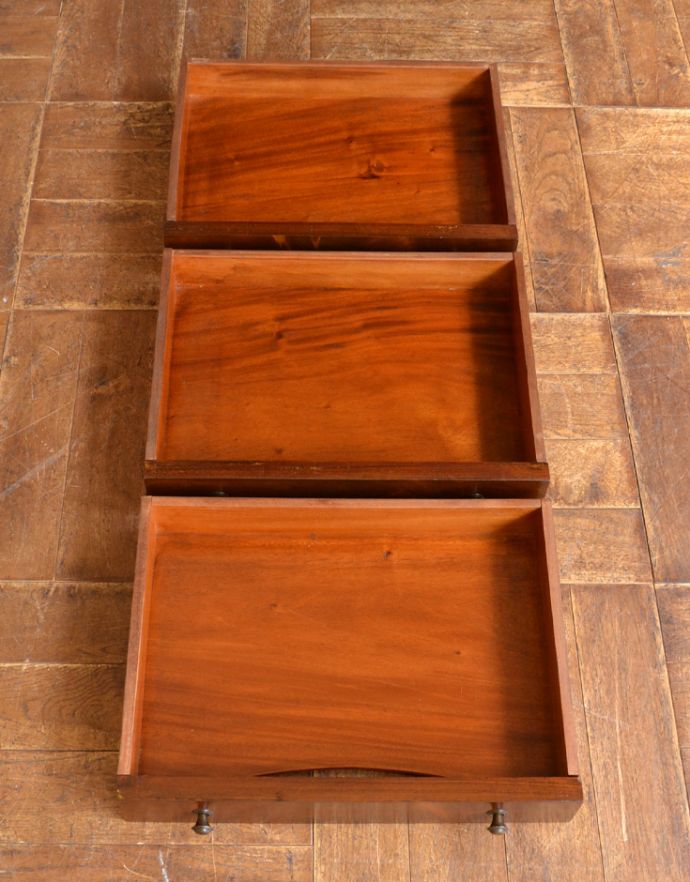 アンティークのチェスト アンティーク家具 気品あるアンティークの英国家具、脚がスラっと長くて美しい木製のミュージックキャビネット。引き出しは3杯付いています。(q-726-f)