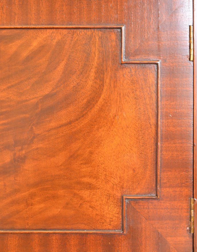 アンティークのチェスト アンティーク家具 気品あるアンティークの英国家具、脚がスラっと長くて美しい木製のミュージックキャビネット。扉にも素敵な模様が入っています。(q-726-f)