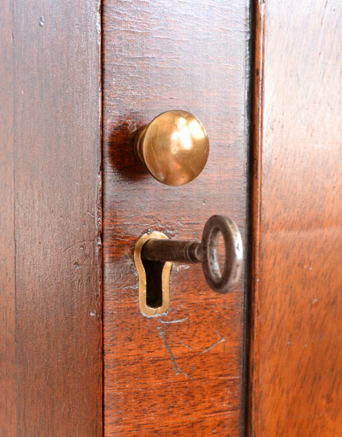 アンティークのチェスト アンティーク家具 気品あるアンティークの英国家具、脚がスラっと長くて美しい木製のミュージックキャビネット。扉にはつまみタイプの取っ手が付いています。(q-726-f)