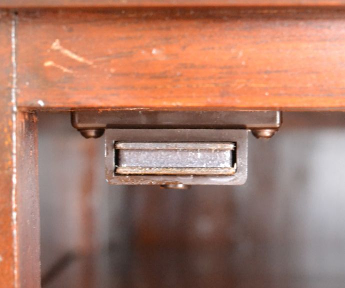 アンティークのチェスト アンティーク家具 気品あるアンティークの英国家具、脚がスラっと長くて美しい木製のミュージックキャビネット。マグネットがありますので、開閉はスムーズです。(q-726-f)