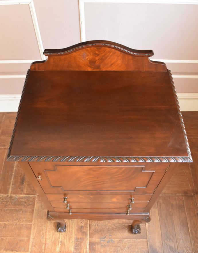 アンティークのチェスト アンティーク家具 気品あるアンティークの英国家具、脚がスラっと長くて美しい木製のミュージックキャビネット。天板もピカピカにお直ししました。(q-726-f)