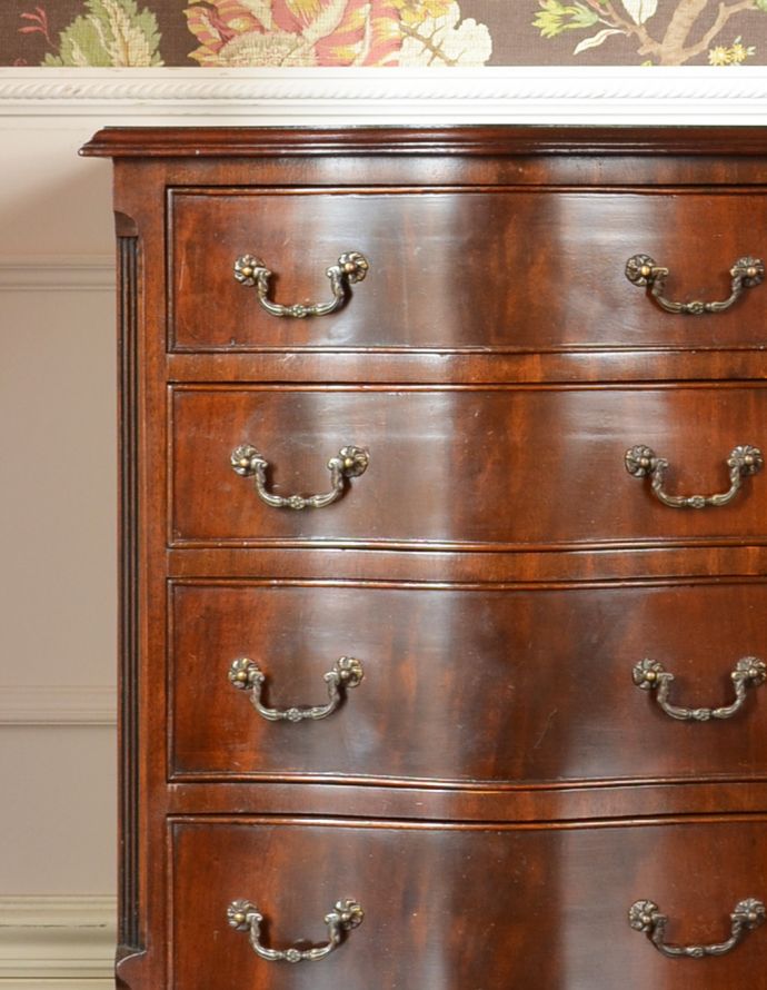 アンティークのチェスト　アンティーク家具　マホガニー材を使ったおしゃれなアンティークベッドサイドチェスト。品のある色合いと木目です。(q-727-f)