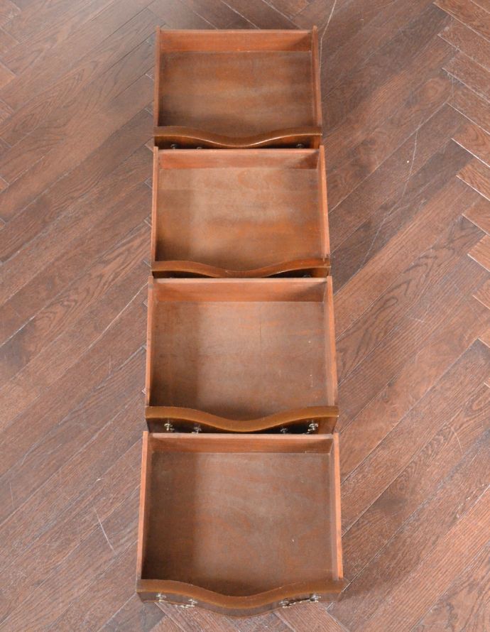 アンティークのチェスト　アンティーク家具　マホガニー材を使ったおしゃれなアンティークベッドサイドチェスト。引き出しは４杯。(q-727-f)