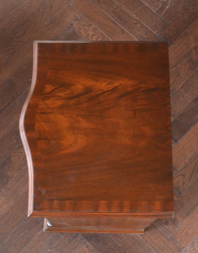 アンティークのチェスト　アンティーク家具　マホガニー材を使ったおしゃれなアンティークベッドサイドチェスト。天板も木目がキレイです。(q-727-f)