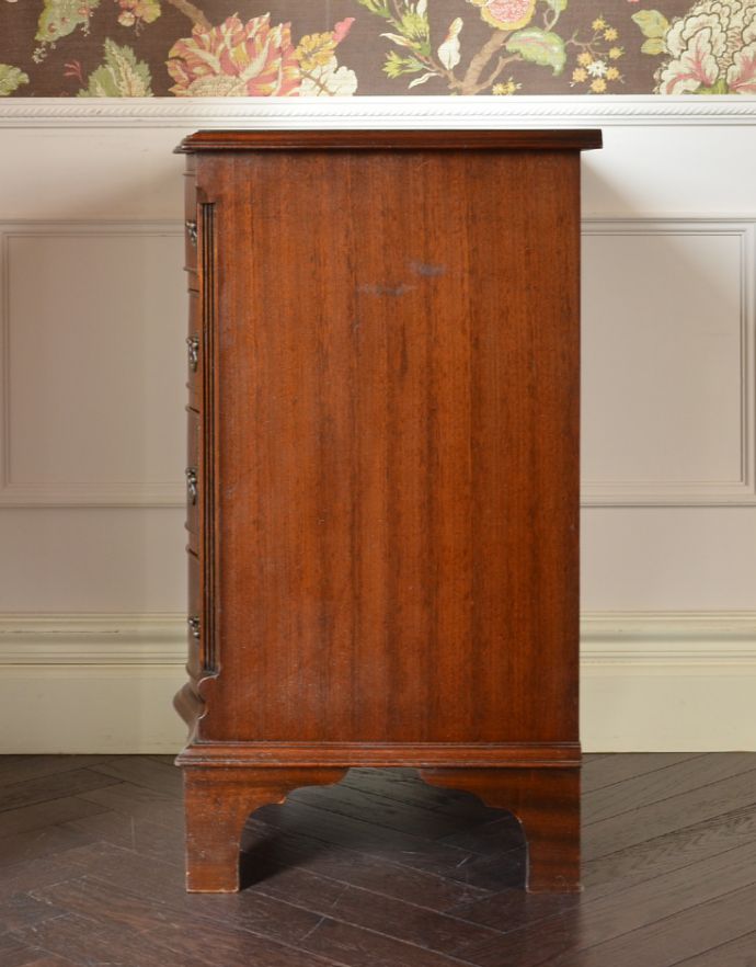 アンティークのチェスト　アンティーク家具　マホガニー材を使ったおしゃれなアンティークベッドサイドチェスト。サイドから見ても絵になります。(q-727-f)