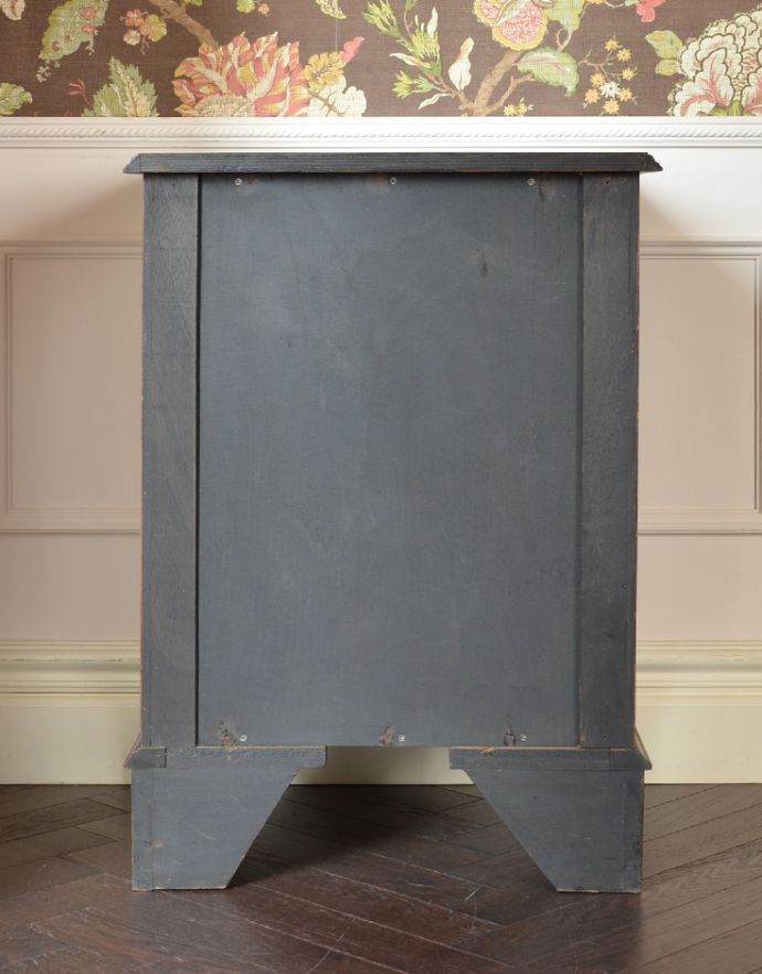 アンティークのチェスト　アンティーク家具　マホガニー材を使ったおしゃれなアンティークベッドサイドチェスト。きちんとメンテナンスしてあるので、裏側もキレイです。(q-727-f)