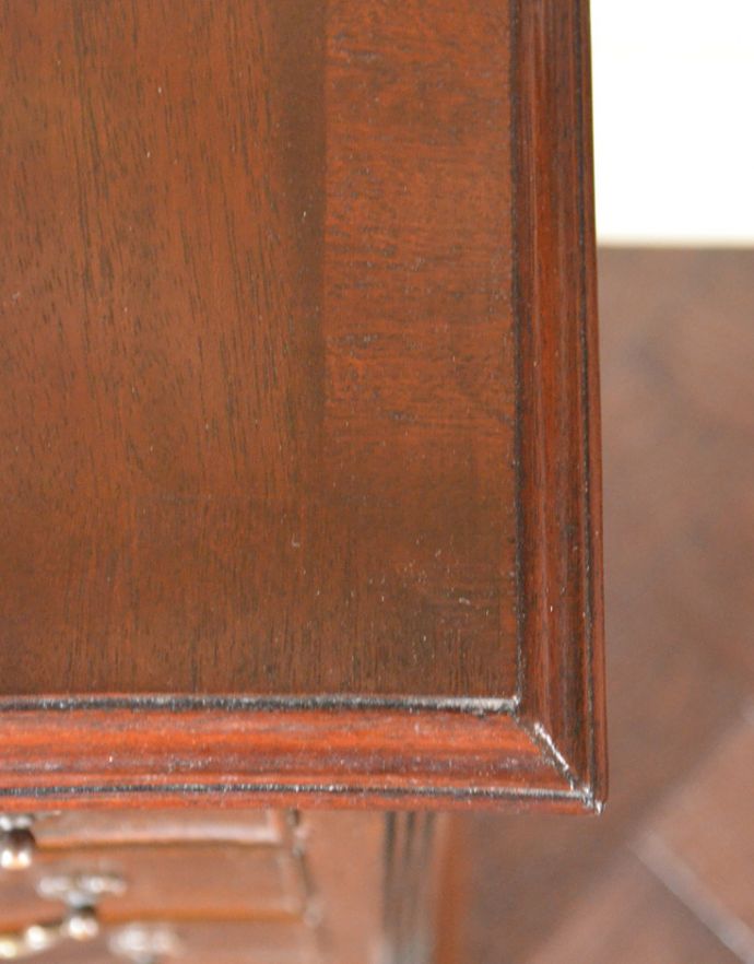 アンティークのチェスト　アンティーク家具　マホガニー材を使ったおしゃれなアンティークベッドサイドチェスト。さり気なく入った装飾。(q-727-f)