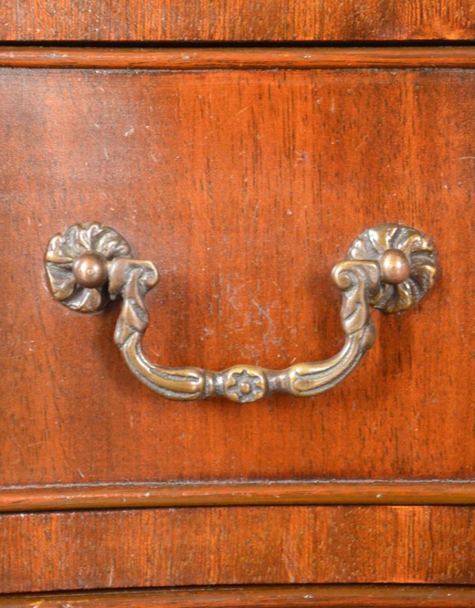 アンティークのチェスト　アンティーク家具　マホガニー材を使ったおしゃれなアンティークベッドサイドチェスト。ハンドル形のオシャレな取っ手です。(q-727-f)
