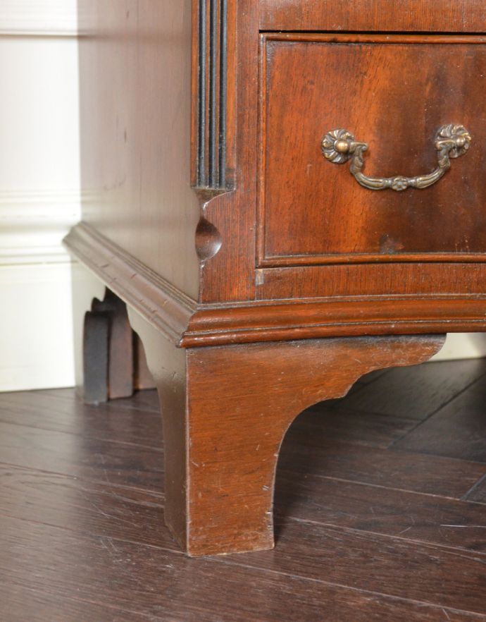 アンティークのチェスト　アンティーク家具　マホガニー材を使ったおしゃれなアンティークベッドサイドチェスト。しっかりチェストを支えます。(q-727-f)