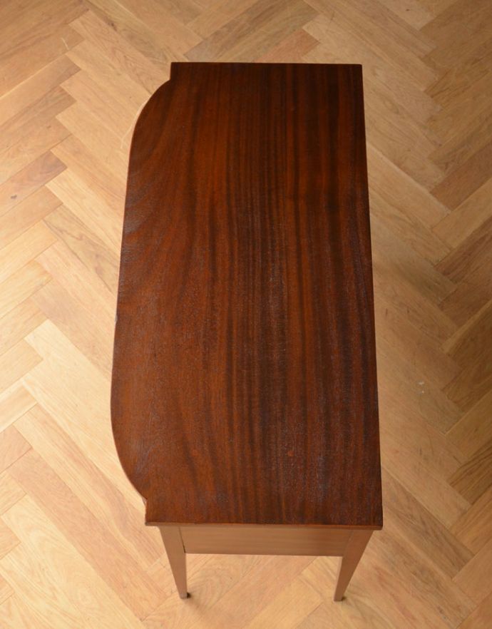 アンティークのデスク・書斎机　アンティーク家具　英国の書斎で使えるアンティーク家具、エレガントな美脚のライティングデスク（机）。天板もピカピカにお直ししました。(q-728-f)