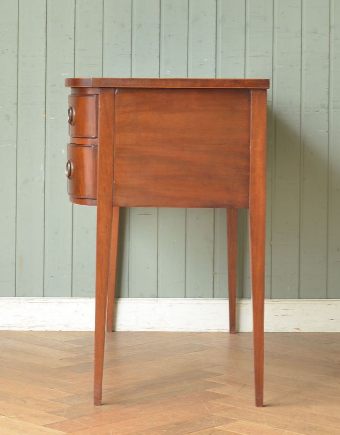 アンティークのデスク・書斎机　アンティーク家具　英国の書斎で使えるアンティーク家具、エレガントな美脚のライティングデスク（机）。サイドも美しいです。(q-728-f)