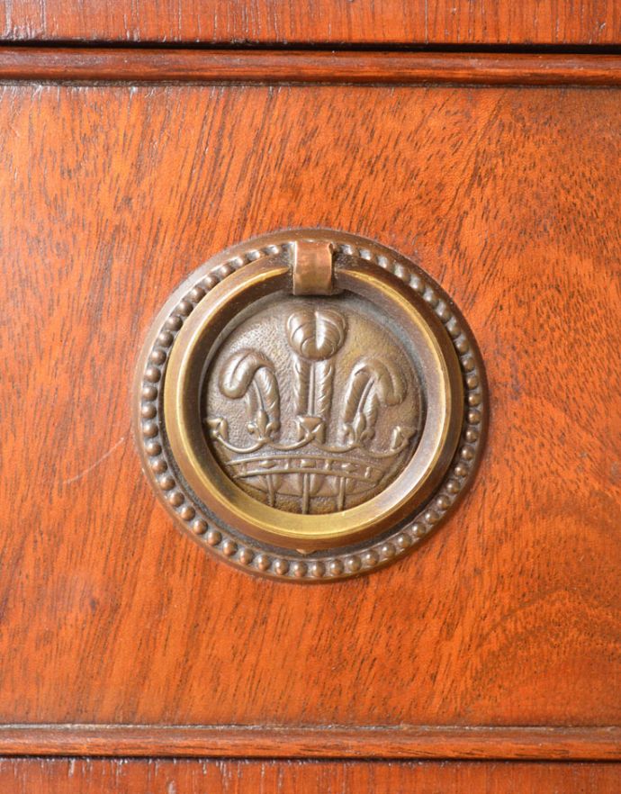 アンティークのデスク・書斎机　アンティーク家具　英国の書斎で使えるアンティーク家具、エレガントな美脚のライティングデスク（机）。味わい深い取っ手から、時間の流れを感じることができます。(q-728-f)