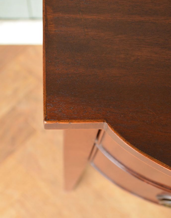 アンティークのデスク・書斎机　アンティーク家具　英国の書斎で使えるアンティーク家具、エレガントな美脚のライティングデスク（机）。角も美しく仕上げています。(q-728-f)