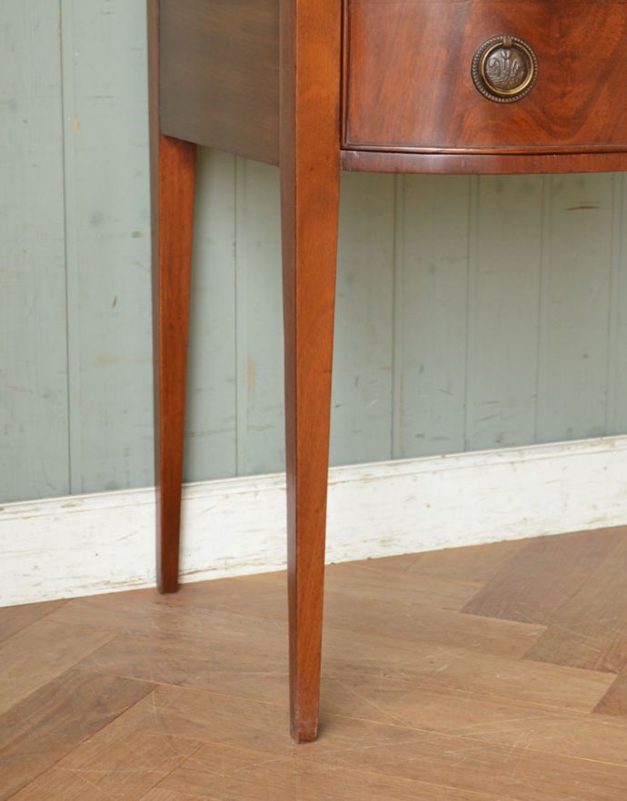 アンティークのデスク・書斎机　アンティーク家具　英国の書斎で使えるアンティーク家具、エレガントな美脚のライティングデスク（机）。きちんと支えます。(q-728-f)