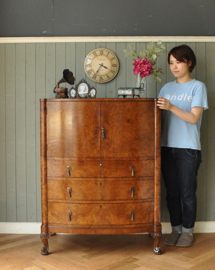 アンティークのチェスト　アンティーク家具　英国アンティーク家具、ウォルナット材の木目が美しいカップボードチェスト（食器棚） 。中が見えないので、生活感が出てしまう細々した物をたっぷり収納するのにピッタリです！（モデルの身長は158cmです）。(q-730-f)