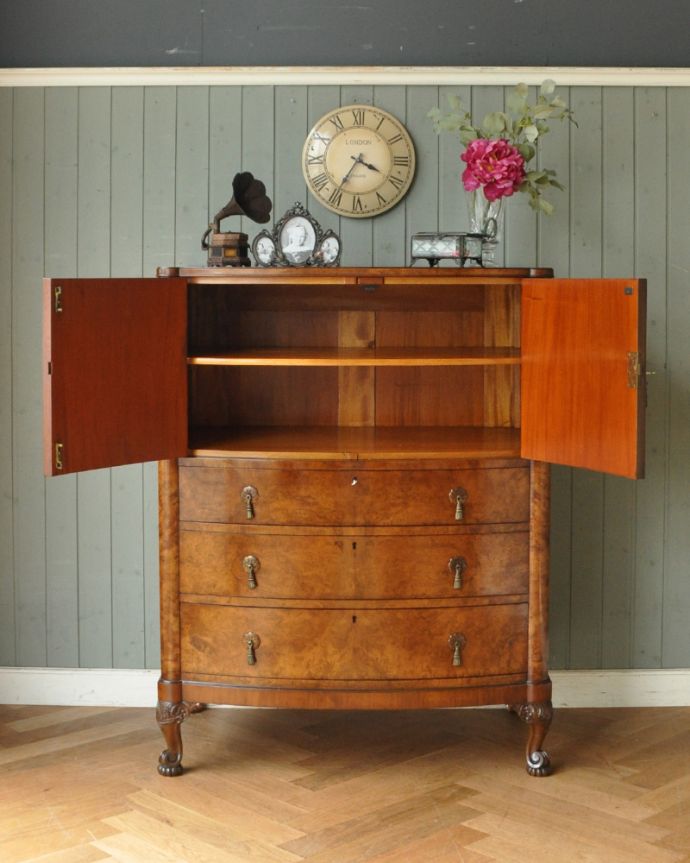 アンティークのチェスト　アンティーク家具　英国アンティーク家具、ウォルナット材の木目が美しいカップボードチェスト（食器棚） 。扉の中には食器や、雑誌がたっぷりと収納できます。(q-730-f)