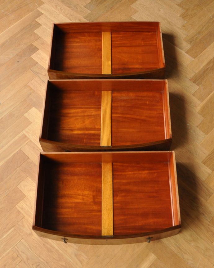 アンティークのチェスト　アンティーク家具　英国アンティーク家具、ウォルナット材の木目が美しいカップボードチェスト（食器棚） 。引き出しは全部で３杯。(q-730-f)