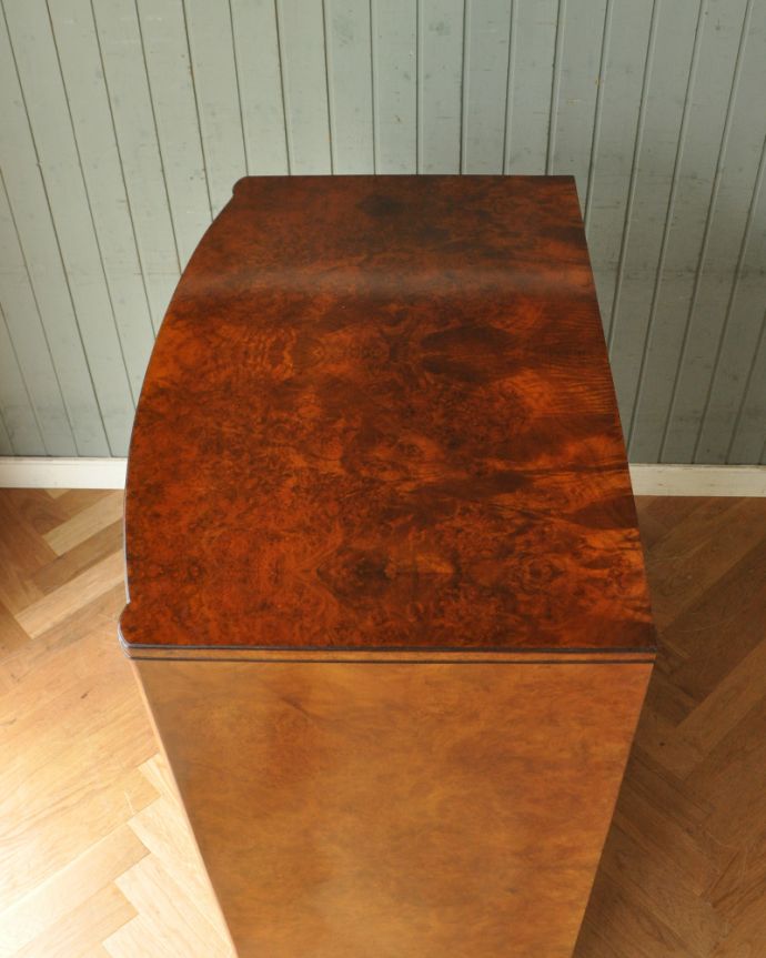 アンティークのチェスト　アンティーク家具　英国アンティーク家具、ウォルナット材の木目が美しいカップボードチェスト（食器棚） 。天板もピカピカにお直ししました。(q-730-f)