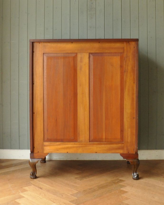 アンティークのチェスト　アンティーク家具　英国アンティーク家具、ウォルナット材の木目が美しいカップボードチェスト（食器棚） 。きちんとメンテナンスしてあるので、裏側もキレイです。(q-730-f)