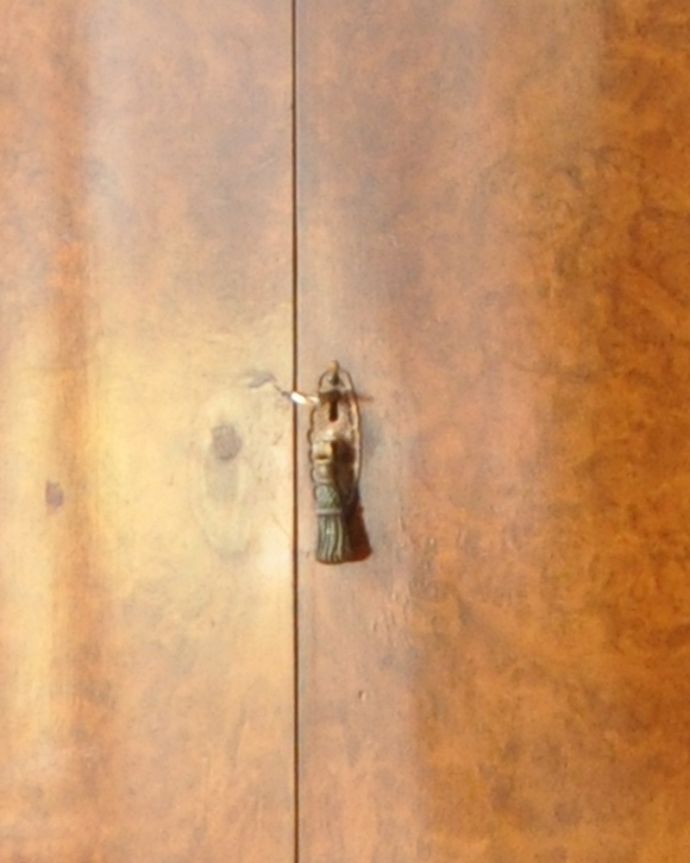 アンティークのチェスト　アンティーク家具　英国アンティーク家具、ウォルナット材の木目が美しいカップボードチェスト（食器棚） 。扉にはちょこんとした小さな取っ手が付いています。(q-730-f)