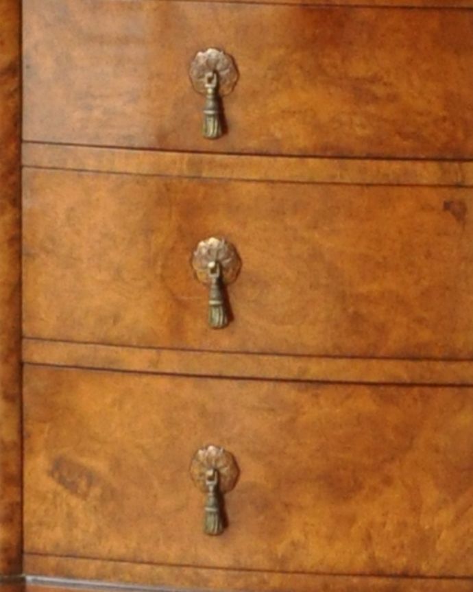 アンティークのチェスト　アンティーク家具　英国アンティーク家具、ウォルナット材の木目が美しいカップボードチェスト（食器棚） 。引き出しの取っ手も、形、装飾共に言うことなしの美しいデザイン。(q-730-f)