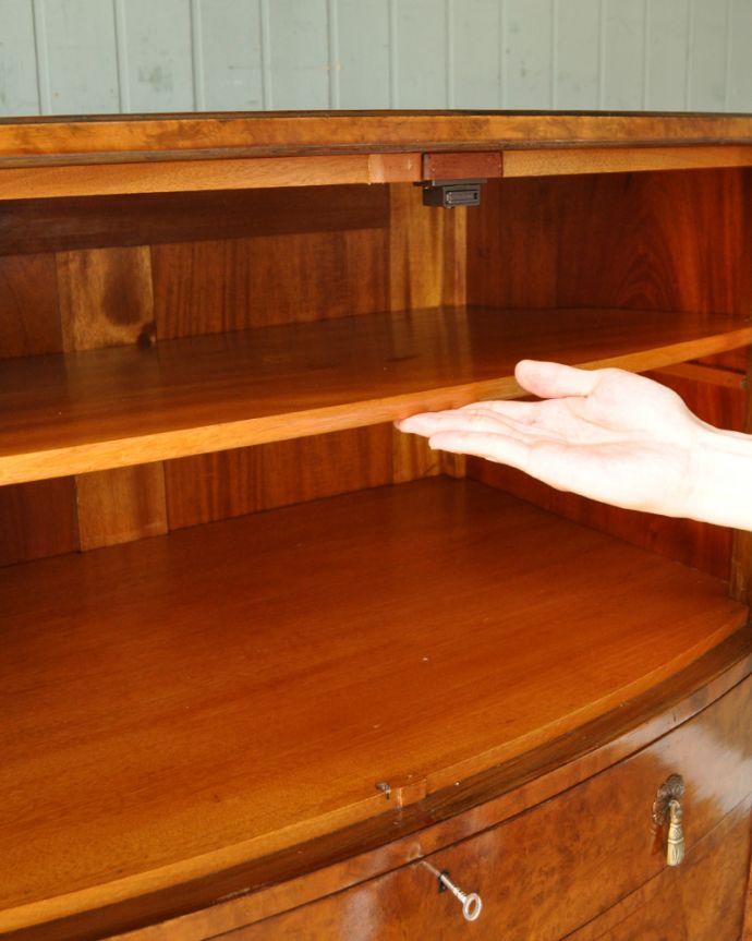 アンティークのチェスト　アンティーク家具　英国アンティーク家具、ウォルナット材の木目が美しいカップボードチェスト（食器棚） 。棚板は可動です。(q-730-f)