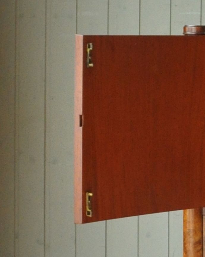 アンティークのチェスト　アンティーク家具　英国アンティーク家具、ウォルナット材の木目が美しいカップボードチェスト（食器棚） 。扉を留めるためのストッパーも当時のものです。(q-730-f)