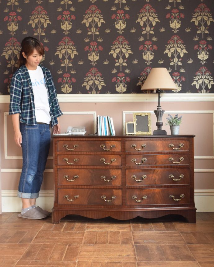 アンティークのチェスト　アンティーク家具　オシャレな英国のアンティーク家具、たっぷり収納が出来るマホガニー材のチェストオブドロワーズ。高級感があって女性らしい優しいシルエット。(q-732-f)