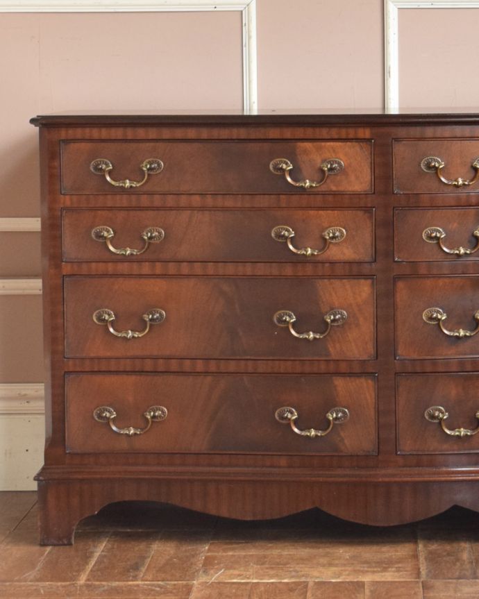 アンティークのチェスト　アンティーク家具　オシャレな英国のアンティーク家具、たっぷり収納が出来るマホガニー材のチェストオブドロワーズ。品のあるマホガニー材の色合い。(q-732-f)