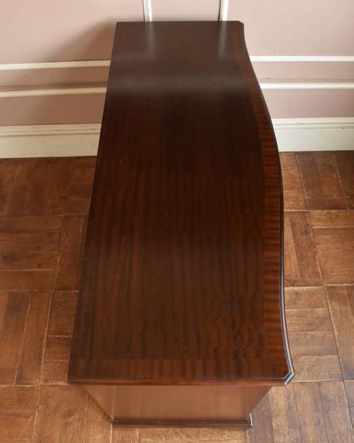 アンティークのチェスト　アンティーク家具　オシャレな英国のアンティーク家具、たっぷり収納が出来るマホガニー材のチェストオブドロワーズ。天板も木目がとってもキレイです。(q-732-f)