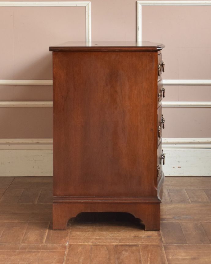 アンティークのチェスト　アンティーク家具　オシャレな英国のアンティーク家具、たっぷり収納が出来るマホガニー材のチェストオブドロワーズ。サイドから見ても絵になります。(q-732-f)