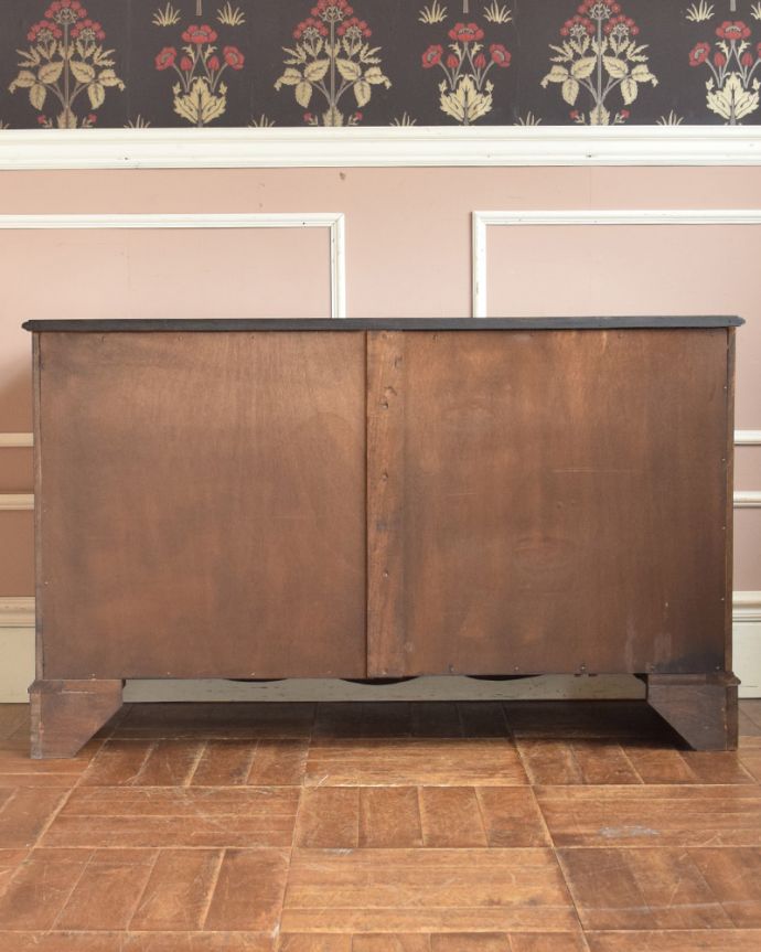 アンティークのチェスト　アンティーク家具　オシャレな英国のアンティーク家具、たっぷり収納が出来るマホガニー材のチェストオブドロワーズ。裏側もキチンと仕上げているので、キレイな状態です。(q-732-f)