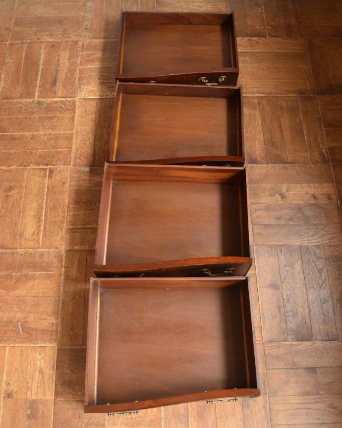 アンティークのチェスト　アンティーク家具　オシャレな英国のアンティーク家具、たっぷり収納が出来るマホガニー材のチェストオブドロワーズ。引き出しは8杯。(q-732-f)