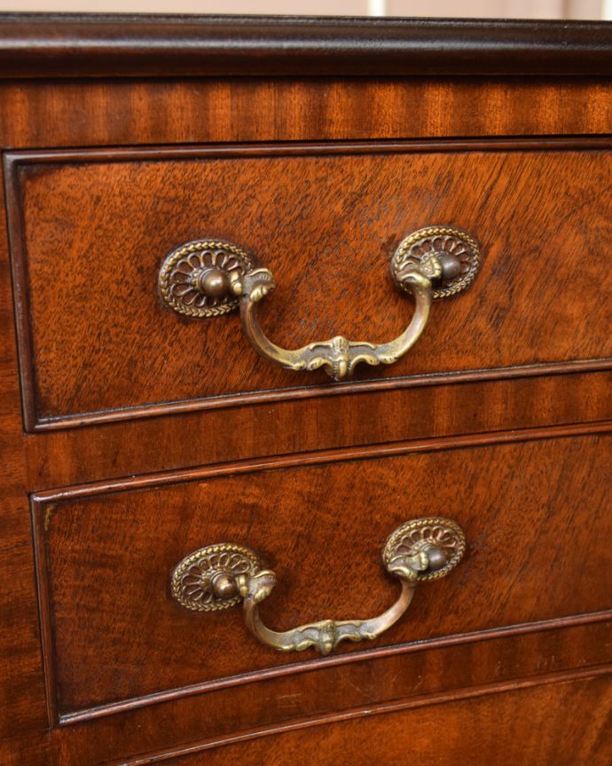 アンティークのチェスト　アンティーク家具　オシャレな英国のアンティーク家具、たっぷり収納が出来るマホガニー材のチェストオブドロワーズ。引き出しの取っ手です。(q-732-f)