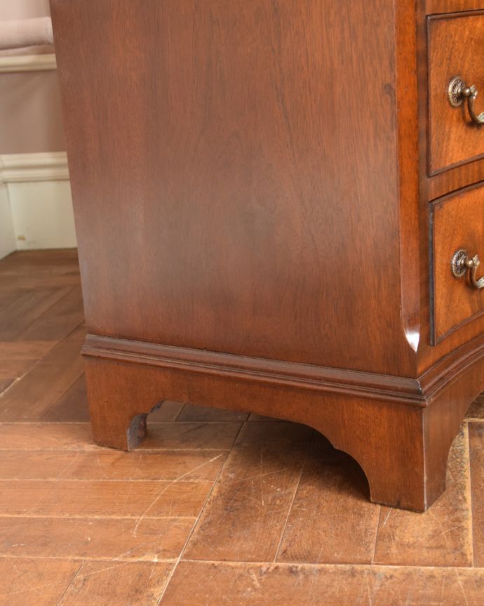 アンティークのチェスト　アンティーク家具　オシャレな英国のアンティーク家具、たっぷり収納が出来るマホガニー材のチェストオブドロワーズ。脚付きのタイプは、風通しがいいです。(q-732-f)