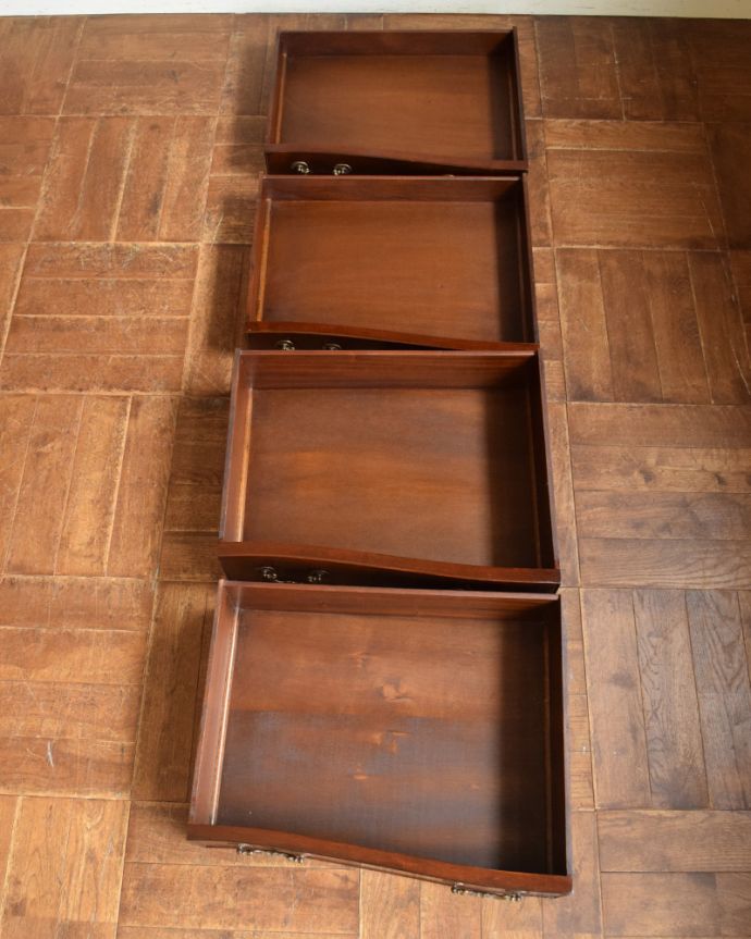 アンティークのチェスト　アンティーク家具　オシャレな英国のアンティーク家具、たっぷり収納が出来るマホガニー材のチェストオブドロワーズ。中央に向かって優雅にカーブしています。(q-732-f)