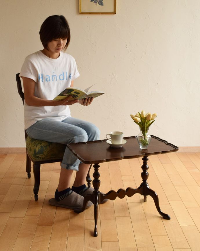 ロイドテーブル　アンティーク家具　英国スタイルのアンティーク家具、脚と天板の装飾が美しいコーヒーテーブル。どこでも置けるちょうどいいサイズのテーブル。(q-733-f)