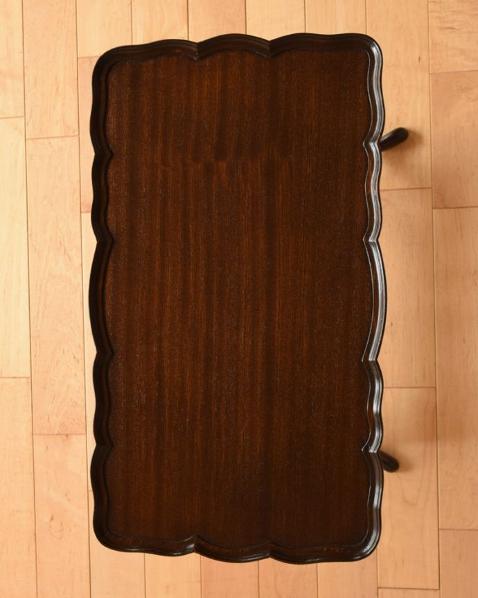 ロイドテーブル　アンティーク家具　英国スタイルのアンティーク家具、脚と天板の装飾が美しいコーヒーテーブル。天板です。(q-733-f)