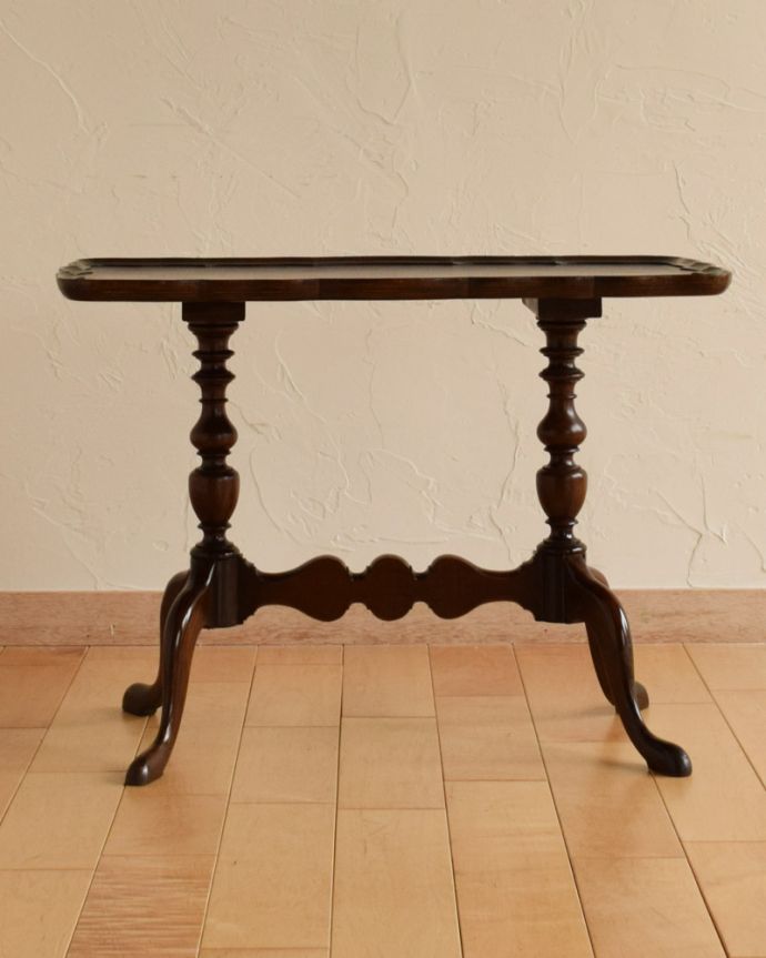 ロイドテーブル　アンティーク家具　英国スタイルのアンティーク家具、脚と天板の装飾が美しいコーヒーテーブル。サイドテーブルにも最適！使いたいときに使いたいところに持ってこられる気軽さが魅力です。(q-733-f)