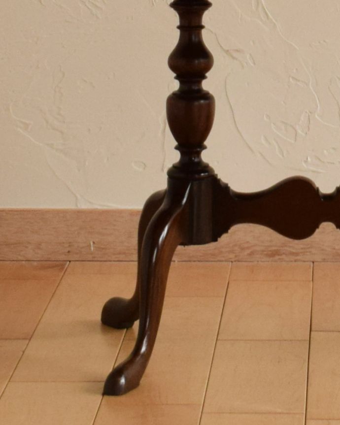 ロイドテーブル　アンティーク家具　英国スタイルのアンティーク家具、脚と天板の装飾が美しいコーヒーテーブル。たっぷりと彫が入った脚の装飾がオシャレです。(q-733-f)