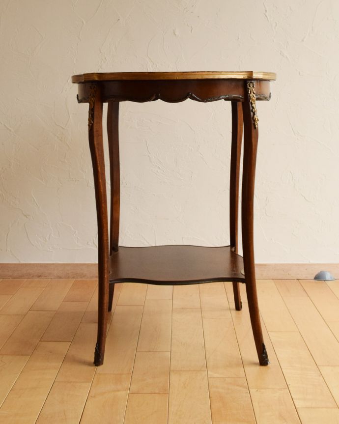 ロイドテーブル　アンティーク家具　天板のお花模様が美しいアンティークのオケージョナルテーブル（ティーテーブル）。細くて繊細なラインが美しい脚。(q-734-f)