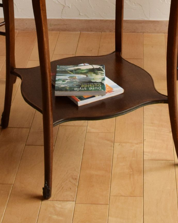 ロイドテーブル　アンティーク家具　天板のお花模様が美しいアンティークのオケージョナルテーブル（ティーテーブル）。下にはちょっとした物置があります。(q-734-f)